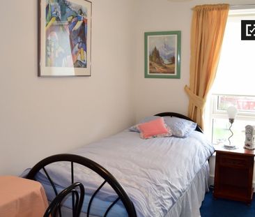 Room to rent in 4-bedroom house in Balgriffin, Dublin - Photo 5