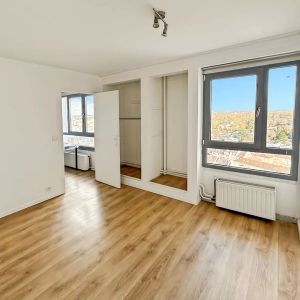 A louer, appartement type 2 rénové en plein centre ville - Photo 2