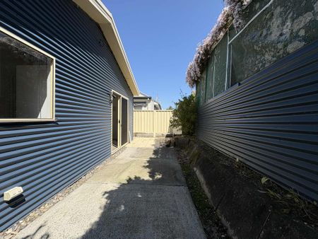 Two bedroom Cottage In Quiet Suburb - Photo 2
