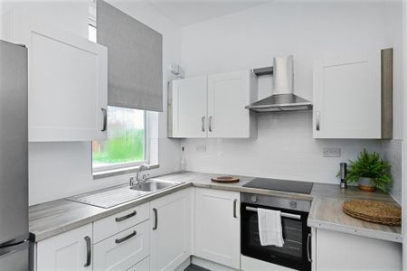 4 bedroom flat to rent - Photo 4