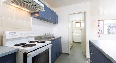 2 Bedrooms in West End - Photo 3