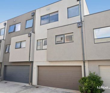 STYLISH AND MODERN TOWNHOUSE - Photo 1