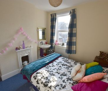 4 Bedroom Mid Terraced House - Photo 5