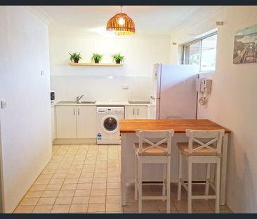 SPACIOUS CENTRAL FURNISHED UNIT - Photo 5