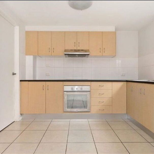 Modern Comfort in a Prime Location - 3-Bedroom Townhouse in Redbank Plains - Photo 1