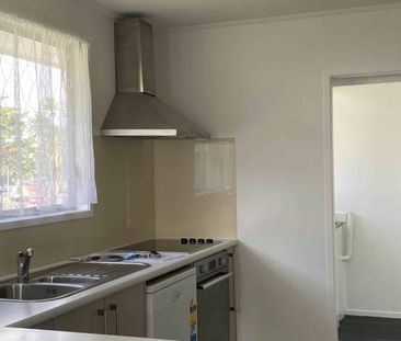 Stunning 3 Bedroom Home with Double Garage! - Photo 3