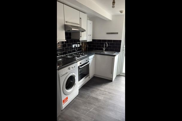 2 Bed Flat, Garratt Terrace, SW17 - Photo 1