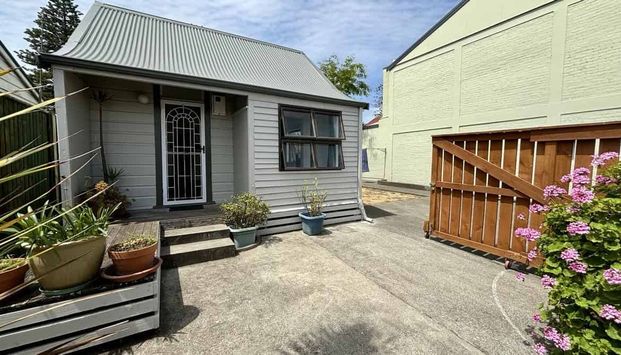 Cute Cottage - Handy Location - Photo 1