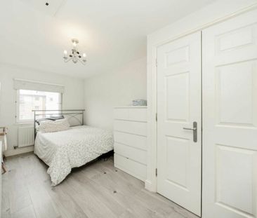 Crown Close - Photo 4