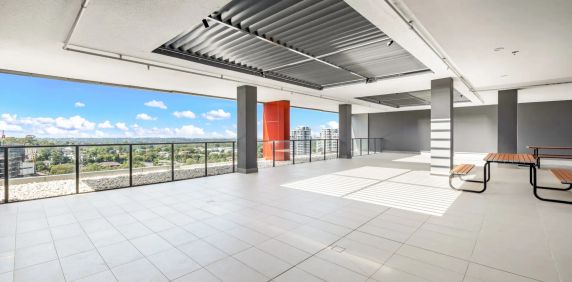 Stylish Urban Retreat with Panoramic Views - Photo 2