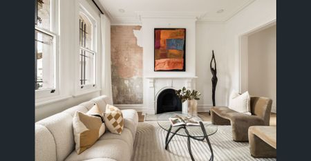 Some terraces lean heavily on history, others chase modernity - this one does both with rare finesse. - Photo 5