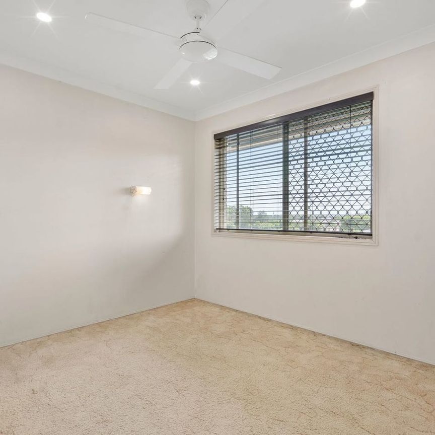 House available for rent featuring a swimming pool - Photo 1