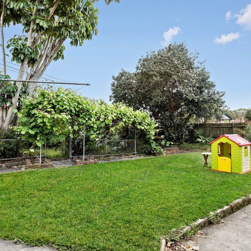 Charming cottage-style home with an abundance of natural light - Photo 1