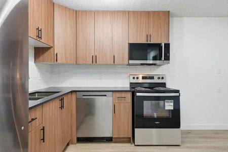 - 2 Bedroom at Lakewood Manor - Photo 4