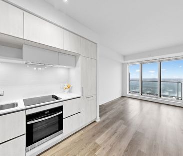 For Lease - 2 David Eyer Road Unit# 933, Richmond Hill, Ontario - Photo 3