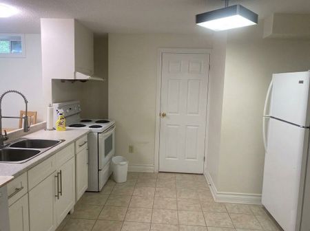 For Lease - 8 Jaguar Gate, Richmond Hill, Ontario - Photo 2