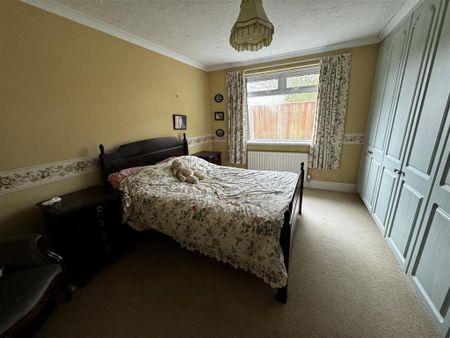 3 bedroom detached bungalow to rent - Photo 2