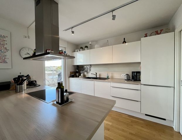 Hochwertige 4-Zimmer- Dachgeschosswohnung mit Terrasse, 3 Bädern, 2 Stellplätzen in zentraler Lage! - Photo 1