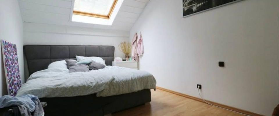 Helle, schöne Wohnung im 3.OG eines ruhigen und gepflegten MFH - Foto 1