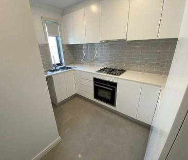 Modern 2-Bedroom Townhouse - Walk to Station, Shops & Schools!! - Photo 4