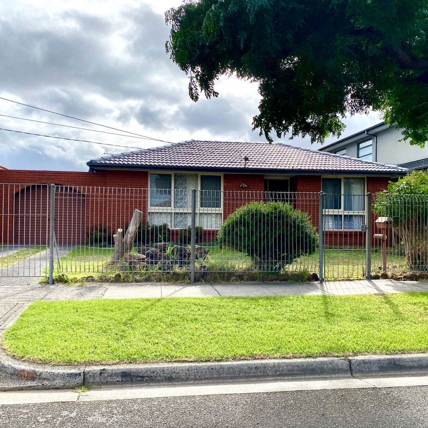 Charming Family Home with Spacious Backyard in Prime Clarinda Location - Photo 1