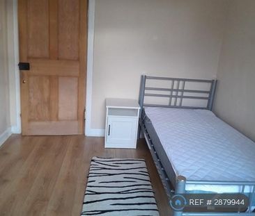 3 bedroom flat to rent - Photo 4