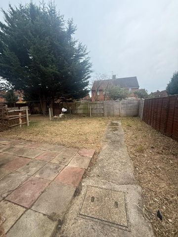 4 bedroom semi-detached house to rent - Photo 5