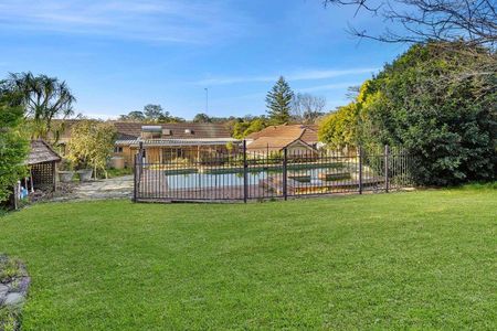 IDEALLY LOCATED FAMILY HOME (6 MONTH LEASE) - Photo 2