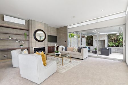 CASTOR BAY - Top Quality Luxury Family home with breath taking views - Photo 3