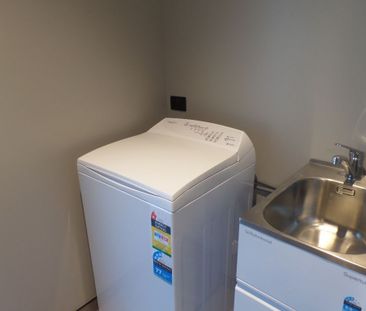 Stylish two bedroom townhouse in the Verdeco Park subdivision. - Photo 6