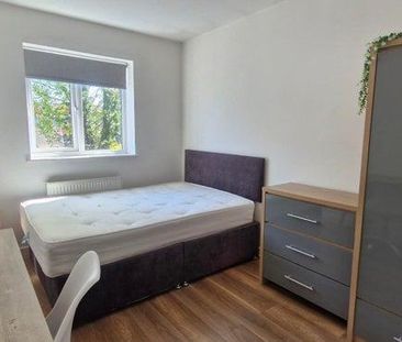 6 bedroom detached house to rent - Photo 2