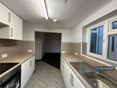 1 bedroom in a house share to rent - Photo 4