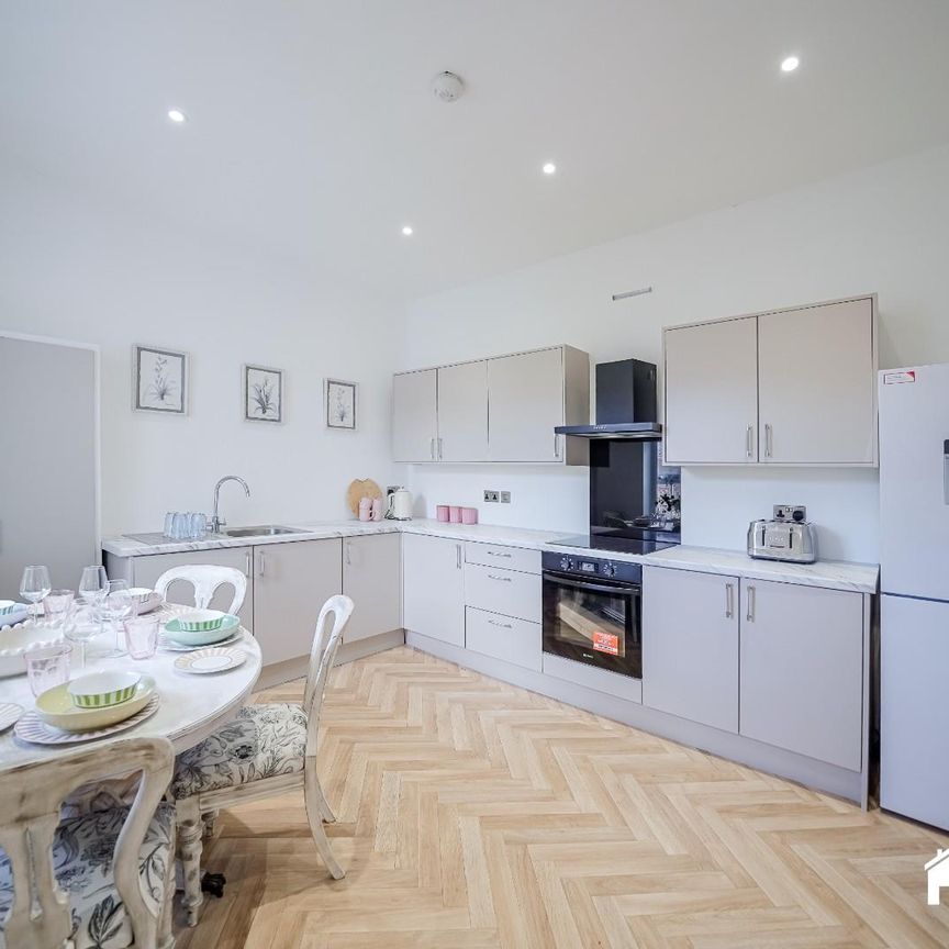 2 bedroom Apartment to let - Photo 1