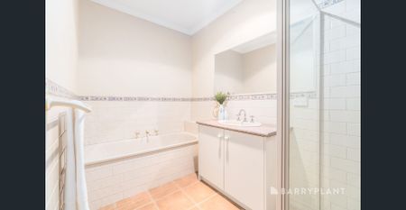 Light-filled, low-maintenance living in a prime pocket - Photo 3