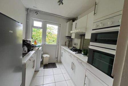 A Three Bedroom Flat to rent in Acton W3 - Photo 4