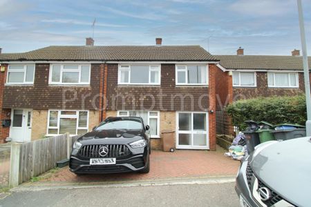 3 bedroom semi-detached house to rent - Photo 5