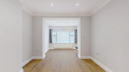 4 bedroom semi-detached house to rent - Photo 3