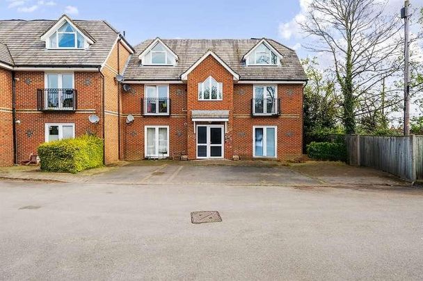 Greengates, Lundy Lane, Reading, RG30 - Photo 1