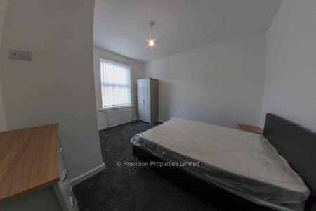 4 bedroom end of terrace house to rent - Photo 5