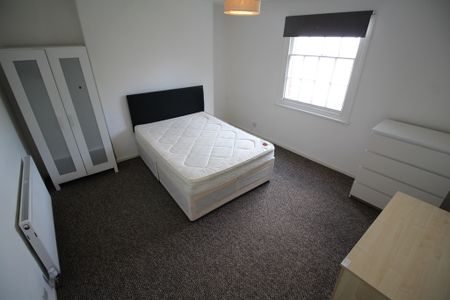 2 Bed Student Accommodation - Photo 2