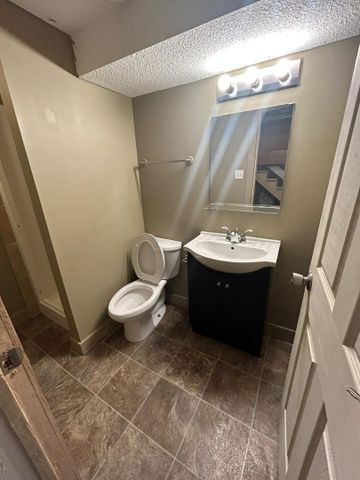 Basement Suite near Kingsway / NAIT - Utilities included - Photo 4