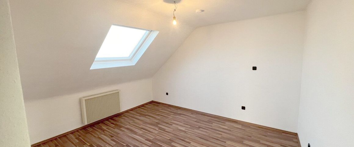 Reinsfeld: Attraktive Maisonette-Wohnung mit zwei Bädern, Balkon, Keller und Garage - Photo 1