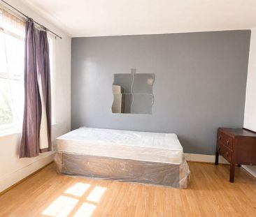 1 bedroom in a flat share to rent - Photo 4