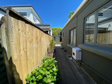 2 Bedrooms Petone - Photo 2