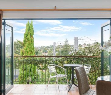 Stylish 3-Bedroom Townhouse in Heart of Newmarket – DGZ! - Photo 1