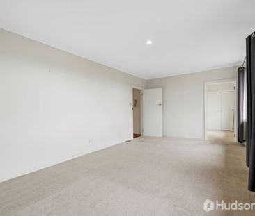 Spacious Family Home in a Prime Bulleen Location - Photo 2