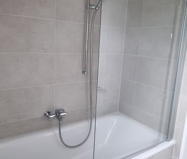 Renovierte 2.5-Zimmer-Dachwohnung mit Seeblick in Murten - Foto 3