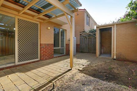 SPACIOUS TOWNHOUSE - Photo 3