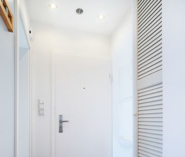 Sofort verfügbar: Möblierte Dachwohnung mit EBK, Bad mit Fenster un... - Photo 1