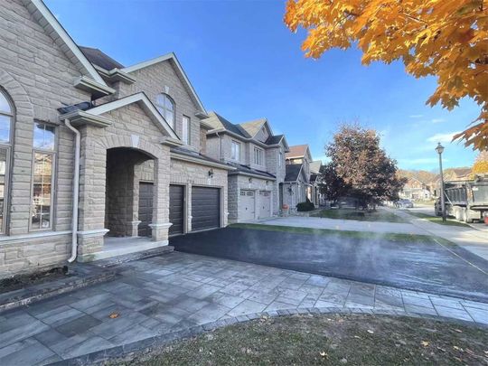 For Lease - 750 Valley Green Trail, Newmarket, Ontario - Photo 1